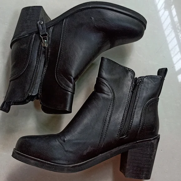 Long Shoes - Picture 1 of 10